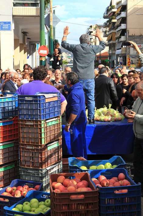 Λιποθυμίες και ποδοπάτημα στον Κολωνό για μια σακούλα λαχανικά -Δεκάδες απλωμένα χέρια για ένα μαρούλι [εικόνες] | iefimerida.gr 12