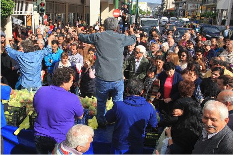 Λιποθυμίες και ποδοπάτημα στον Κολωνό για μια σακούλα λαχανικά -Δεκάδες απλωμένα χέρια για ένα μαρούλι [εικόνες] | iefimerida.gr 13