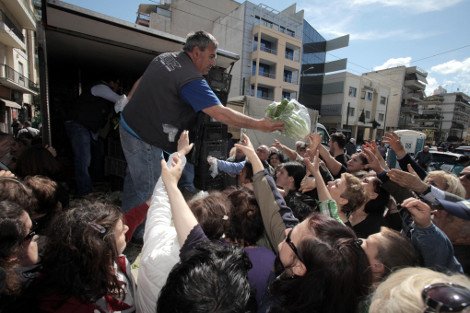Λιποθυμίες και ποδοπάτημα στον Κολωνό για μια σακούλα λαχανικά -Δεκάδες απλωμένα χέρια για ένα μαρούλι [εικόνες] | iefimerida.gr 0