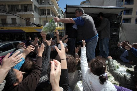 Λιποθυμίες και ποδοπάτημα στον Κολωνό για μια σακούλα λαχανικά -Δεκάδες απλωμένα χέρια για ένα μαρούλι [εικόνες] | iefimerida.gr 1