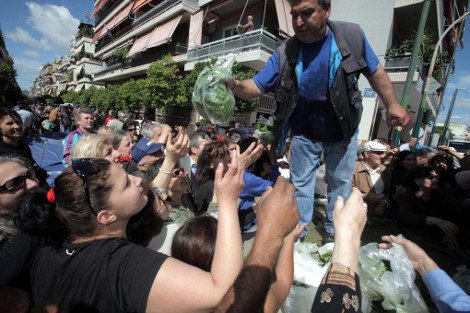 Λιποθυμίες και ποδοπάτημα στον Κολωνό για μια σακούλα λαχανικά -Δεκάδες απλωμένα χέρια για ένα μαρούλι [εικόνες] | iefimerida.gr 2