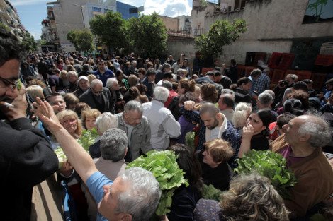 Λιποθυμίες και ποδοπάτημα στον Κολωνό για μια σακούλα λαχανικά -Δεκάδες απλωμένα χέρια για ένα μαρούλι [εικόνες] | iefimerida.gr 4