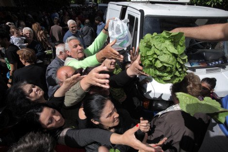 Λιποθυμίες και ποδοπάτημα στον Κολωνό για μια σακούλα λαχανικά -Δεκάδες απλωμένα χέρια για ένα μαρούλι [εικόνες] | iefimerida.gr 5