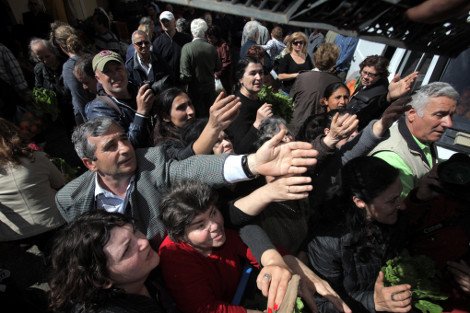 Λιποθυμίες και ποδοπάτημα στον Κολωνό για μια σακούλα λαχανικά -Δεκάδες απλωμένα χέρια για ένα μαρούλι [εικόνες] | iefimerida.gr 6