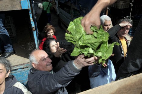 Λιποθυμίες και ποδοπάτημα στον Κολωνό για μια σακούλα λαχανικά -Δεκάδες απλωμένα χέρια για ένα μαρούλι [εικόνες] | iefimerida.gr 7