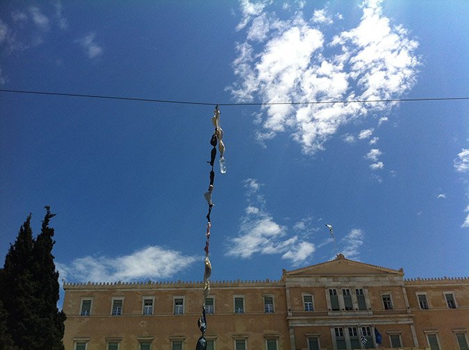 Διαδήλωση με... εσώρουχα των πωλητών σε λαϊκές: «Μας πήραν και τα σώβρακα» [εικόνες] | iefimerida.gr 0