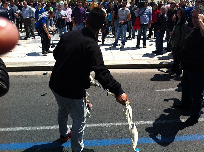 Διαδήλωση με... εσώρουχα των πωλητών σε λαϊκές: «Μας πήραν και τα σώβρακα» [εικόνες] | iefimerida.gr 1