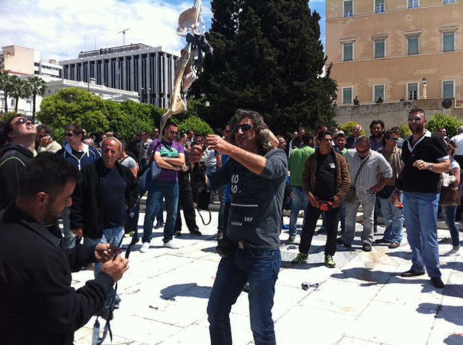 Διαδήλωση με... εσώρουχα των πωλητών σε λαϊκές: «Μας πήραν και τα σώβρακα» [εικόνες] | iefimerida.gr 2