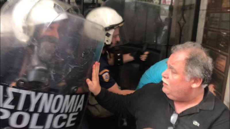 το ντού των ακτιβιστών και η απώθησή τους απο δυνάμεις των ΜΑΤ- φωτό iefimerida