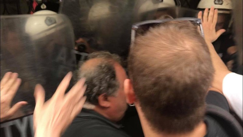 Ντου ακτιβιστών σε συμβολαιογραφικό γραφείο -Ενταση με δυνάμεις των ΜΑΤ [εικόνες & βίντεο] | iefimerida.gr 4