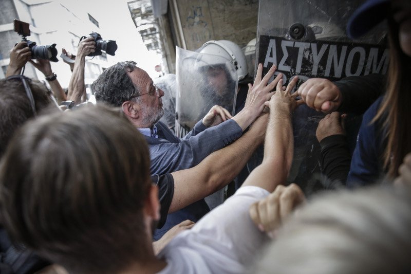 Το ντού των ακτιβιστών εναντίον των πλειστηριασμών- φωτό eurokinissi