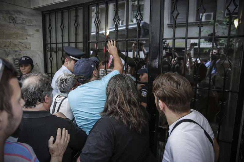 Ντου ακτιβιστών σε συμβολαιογραφικό γραφείο -Ενταση με δυνάμεις των ΜΑΤ [εικόνες & βίντεο] | iefimerida.gr 2