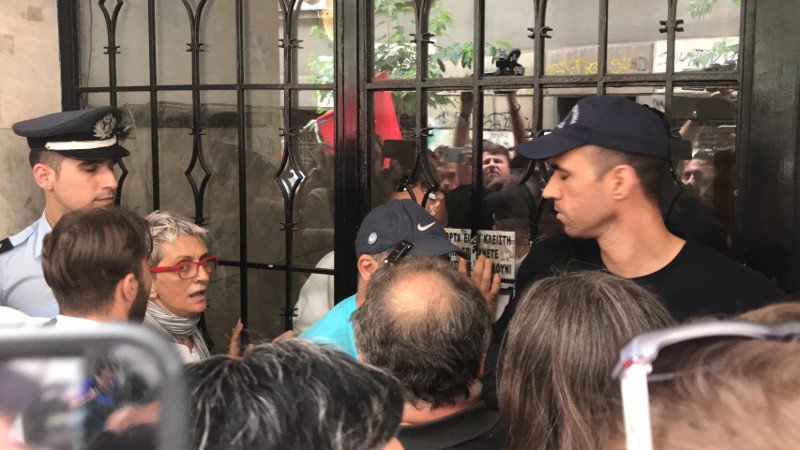 Ντου ακτιβιστών σε συμβολαιογραφικό γραφείο -Ενταση με δυνάμεις των ΜΑΤ [εικόνες & βίντεο] | iefimerida.gr 5