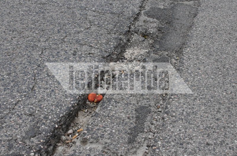 «Αυτοψία» του iefimerida στον κεντρικότερο δρόμο του Χαλανδρίου – «Θυμίζει Σεράγεβο από τις λακκούβες» [εικόνες]  | iefimerida.gr 9