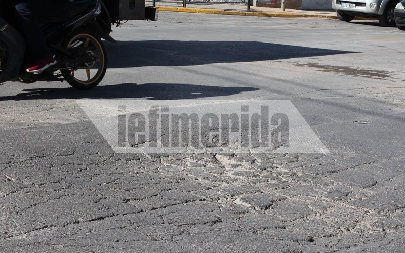 «Αυτοψία» του iefimerida στον κεντρικότερο δρόμο του Χαλανδρίου – «Θυμίζει Σεράγεβο από τις λακκούβες» [εικόνες]  | iefimerida.gr 0