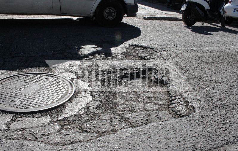 «Αυτοψία» του iefimerida στον κεντρικότερο δρόμο του Χαλανδρίου – «Θυμίζει Σεράγεβο από τις λακκούβες» [εικόνες]  | iefimerida.gr 2