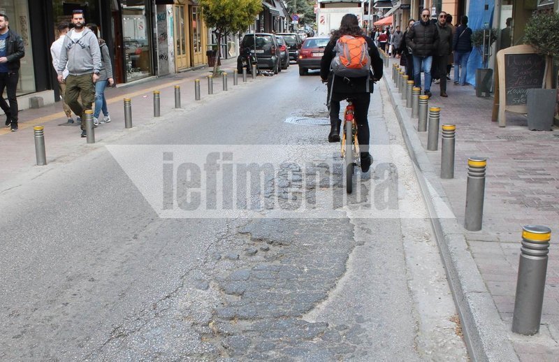 «Αυτοψία» του iefimerida στον κεντρικότερο δρόμο του Χαλανδρίου – «Θυμίζει Σεράγεβο από τις λακκούβες» [εικόνες]  | iefimerida.gr 1
