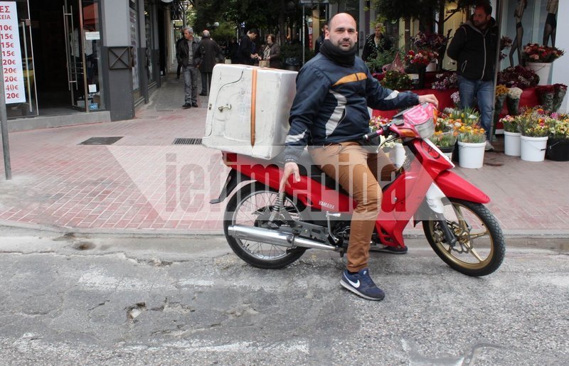 «Αυτοψία» του iefimerida στον κεντρικότερο δρόμο του Χαλανδρίου – «Θυμίζει Σεράγεβο από τις λακκούβες» [εικόνες]  | iefimerida.gr 3