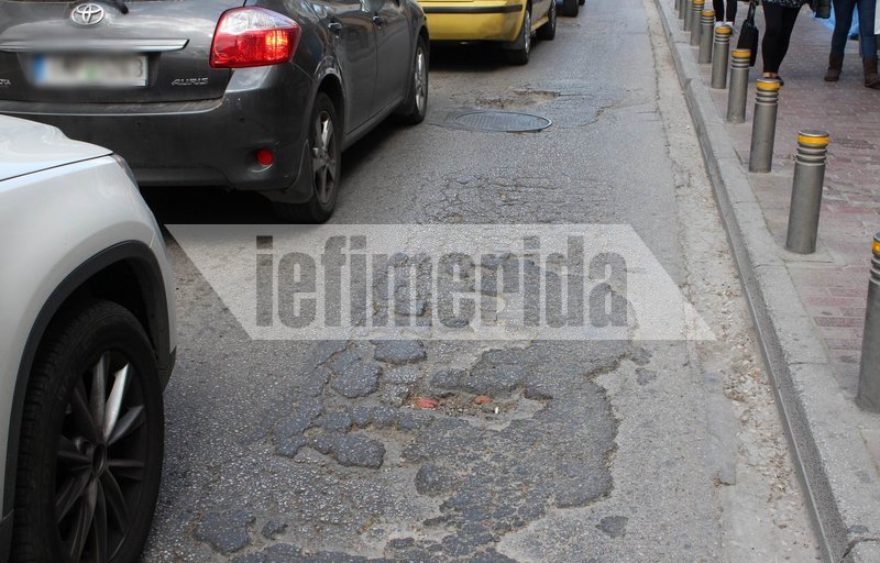 «Αυτοψία» του iefimerida στον κεντρικότερο δρόμο του Χαλανδρίου – «Θυμίζει Σεράγεβο από τις λακκούβες» [εικόνες]  | iefimerida.gr 4