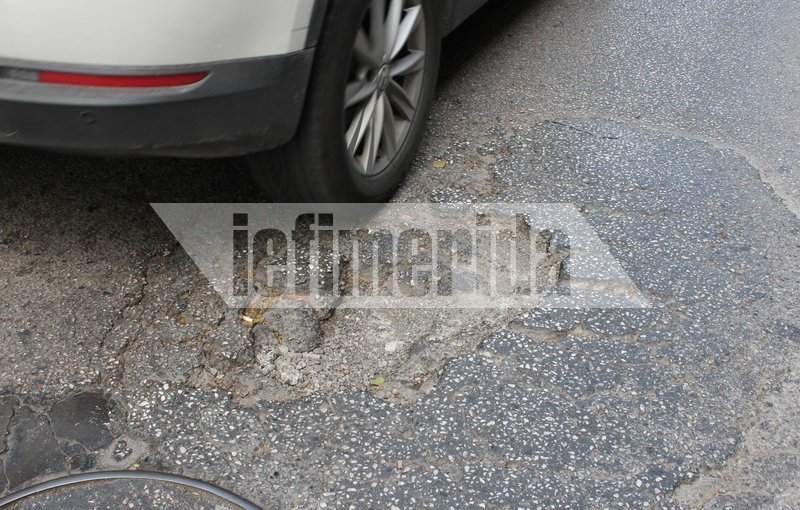 «Αυτοψία» του iefimerida στον κεντρικότερο δρόμο του Χαλανδρίου – «Θυμίζει Σεράγεβο από τις λακκούβες» [εικόνες]  | iefimerida.gr 5