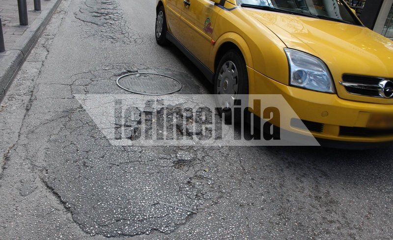 «Αυτοψία» του iefimerida στον κεντρικότερο δρόμο του Χαλανδρίου – «Θυμίζει Σεράγεβο από τις λακκούβες» [εικόνες]  | iefimerida.gr 7