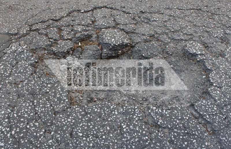 «Αυτοψία» του iefimerida στον κεντρικότερο δρόμο του Χαλανδρίου – «Θυμίζει Σεράγεβο από τις λακκούβες» [εικόνες]  | iefimerida.gr 8