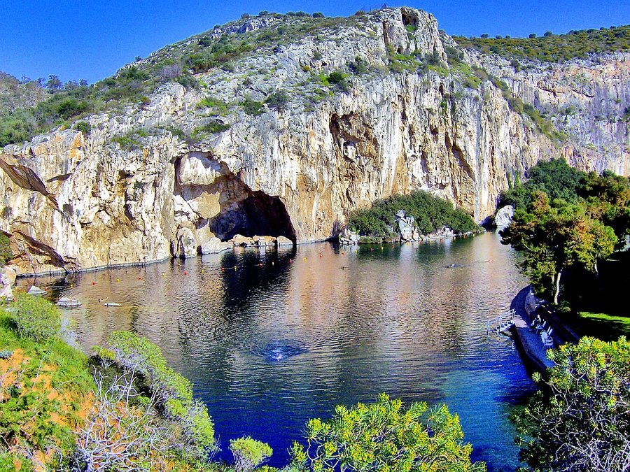 Οταν η οικονομική κρίση και η Πρωτομαγιά μετακομίζουν στις... παραλίες της Βουλιαγμένης [εικόνες] | iefimerida.gr 1