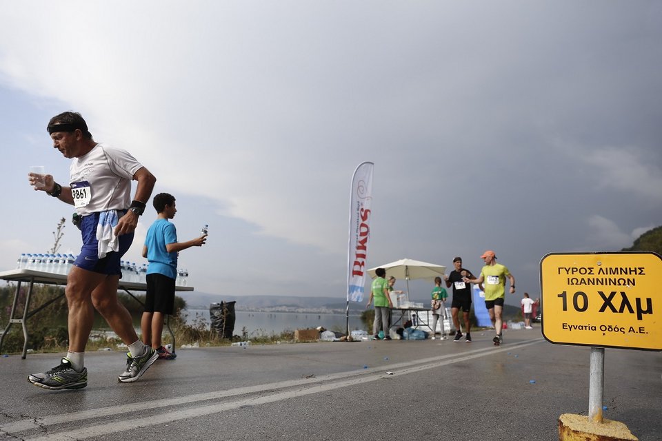 11ος γύρος λίμνης Ιωαννίνων: Ενας αγώνας στην ομορφότερη διαδρομή της Ελλάδας [εικόνες] | iefimerida.gr 1