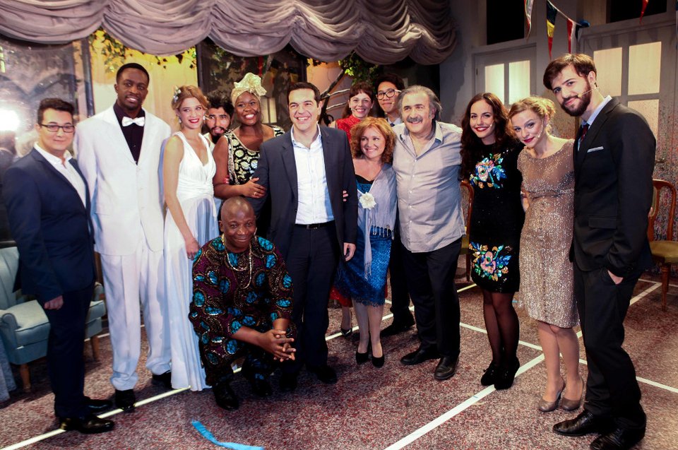 Ο Τσίπρας με την Περιστέρα, το μισό υπουργικό και η Γιάννα πήγαν Λαζόπουλο [εικόνες] | iefimerida.gr 1