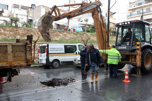Yποχώρησε το οδόστρωμα στο Ηράκλειο και δημιουργήθηκε τεράστια τρύπα [εικόνες]  | iefimerida.gr 1