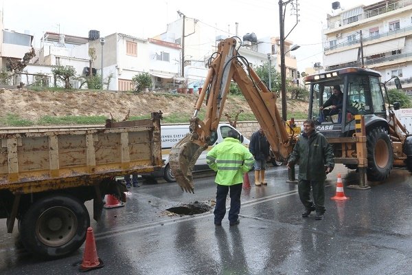 Yποχώρησε το οδόστρωμα στο Ηράκλειο και δημιουργήθηκε τεράστια τρύπα [εικόνες]  | iefimerida.gr 2