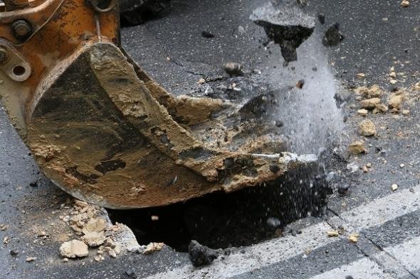 Yποχώρησε το οδόστρωμα στο Ηράκλειο και δημιουργήθηκε τεράστια τρύπα [εικόνες]  | iefimerida.gr 3