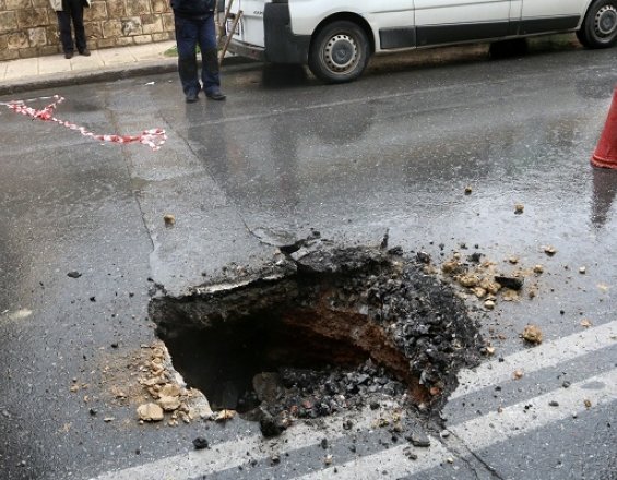 Yποχώρησε το οδόστρωμα στο Ηράκλειο και δημιουργήθηκε τεράστια τρύπα [εικόνες]  | iefimerida.gr 0