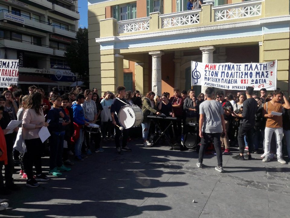 Συγκέντρωση διαμαρτυρίας μετά μουσικής από μαθητές σχολείου στα Χανιά [εικόνες] | iefimerida.gr 0
