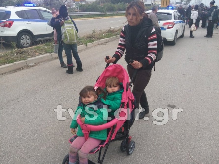 500 πρόσφυγες ξεκίνησαν από Λαμία για Σκόπια με τα πόδια [εικόνες] | iefimerida.gr 0