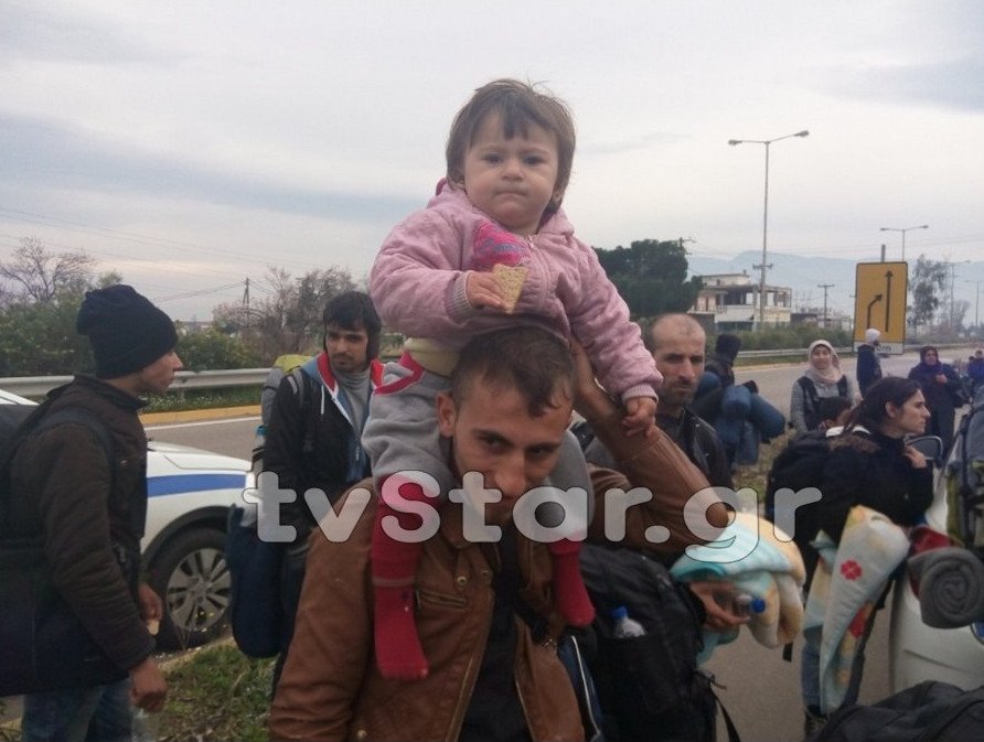 500 πρόσφυγες ξεκίνησαν από Λαμία για Σκόπια με τα πόδια [εικόνες] | iefimerida.gr 1