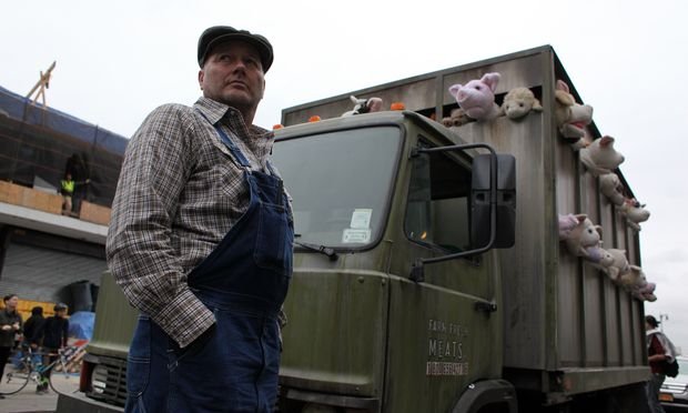 Οι Σειρήνες των αμνών -Το εύστοχο κινούμενο έργο τέχνης του Banksy που προκαλεί αμηχανία  [εικόνες&βίντεο] | iefimerida.gr 3