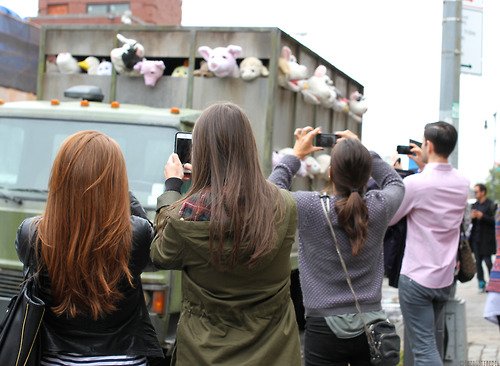 Οι Σειρήνες των αμνών -Το εύστοχο κινούμενο έργο τέχνης του Banksy που προκαλεί αμηχανία  [εικόνες&βίντεο] | iefimerida.gr 4