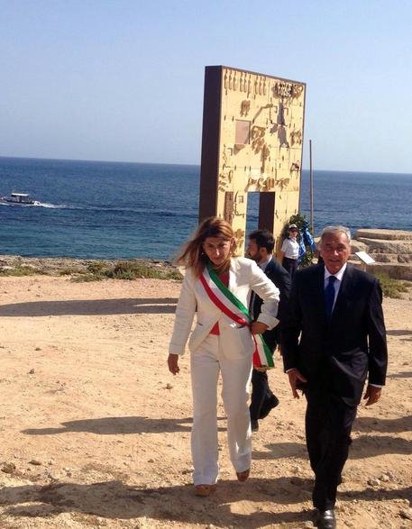 Εχασε τον δήμο η πασιονάρια των μεταναστών στη Λαμπεντούζα -Τοπικά μίση [εικόνες] | iefimerida.gr 3