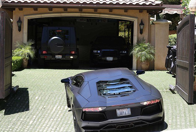 «Σαράβαλο» η Lamborghini του Κάινι Γουέστ-Για όλα φταίνε οι πύλες της Καρντάσιαν [εικόνες]  | iefimerida.gr 0