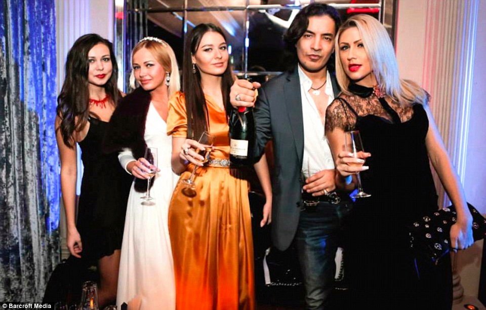 Ο άνδρας που ζηλεύει η υφήλιος -Παράτησε το σχολείο στα 16, έγινε εκατομμυριούχος στα 22, συλλέγει Laborghini και κάνει και τον κριτή σε καλλιστεία [εικόνες] | iefimerida.gr 3