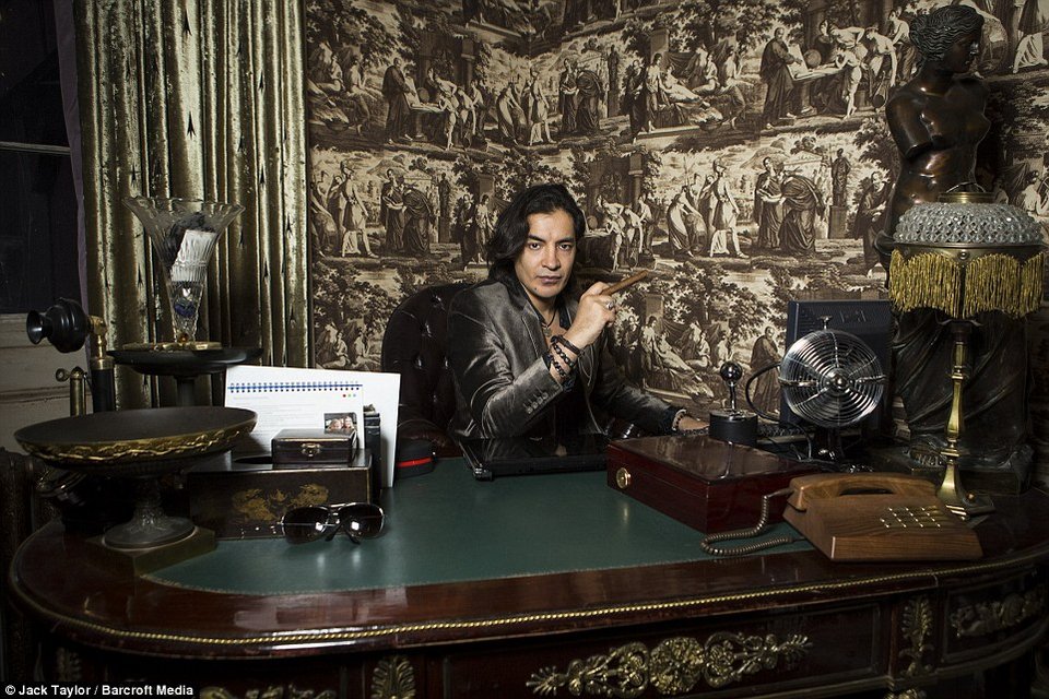 Ο άνδρας που ζηλεύει η υφήλιος -Παράτησε το σχολείο στα 16, έγινε εκατομμυριούχος στα 22, συλλέγει Laborghini και κάνει και τον κριτή σε καλλιστεία [εικόνες] | iefimerida.gr 7