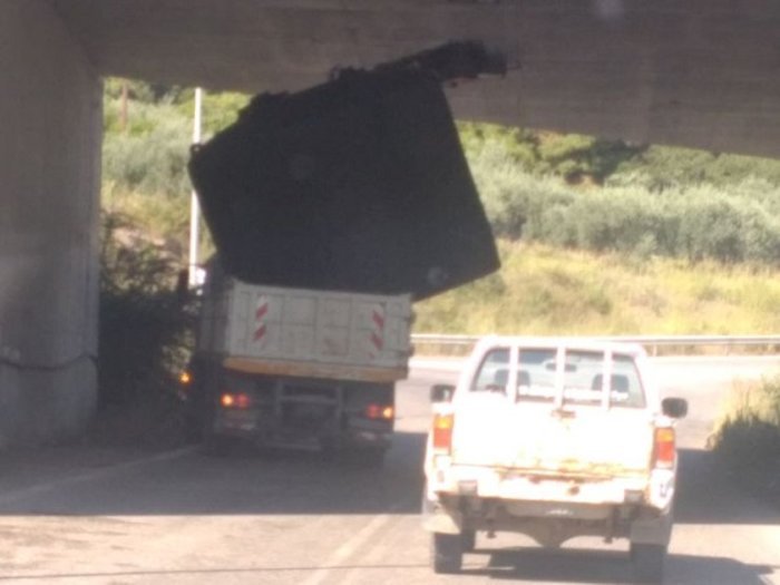 Αδιόρθωτος, απαίδευτος Ελληνας οδηγός -Η ασύλληπτη εικόνα στα Καμένα Βούρλα [εικόνες] | iefimerida.gr 0