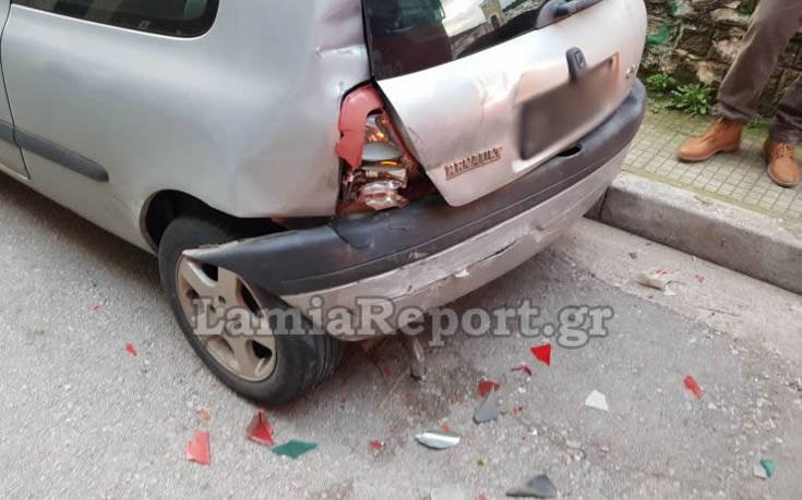 Λαμία: Λεωφορείο έπεσε σε σταθμευμένα ΙΧ και κατέληξε σε μαντρότοιχο [εικόνες] | iefimerida.gr 1