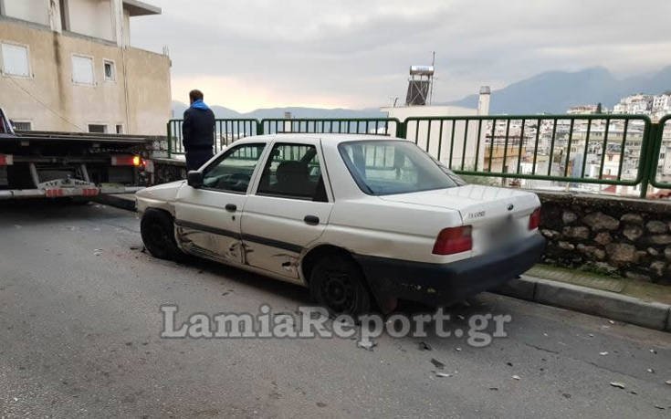 Λαμία: Λεωφορείο έπεσε σε σταθμευμένα ΙΧ και κατέληξε σε μαντρότοιχο [εικόνες] | iefimerida.gr 0