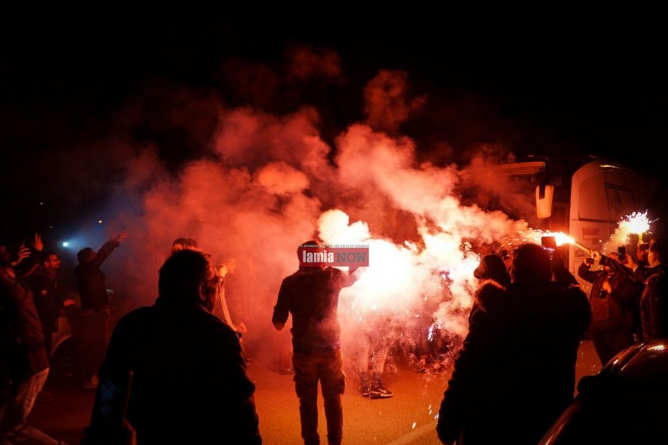 Τρέλα στη Λαμία για την επική πρόκριση επί του Ολυμπιακού -Χαμός στην υποδοχή της αποστολής [εικόνες & βίντεο]  | iefimerida.gr 7