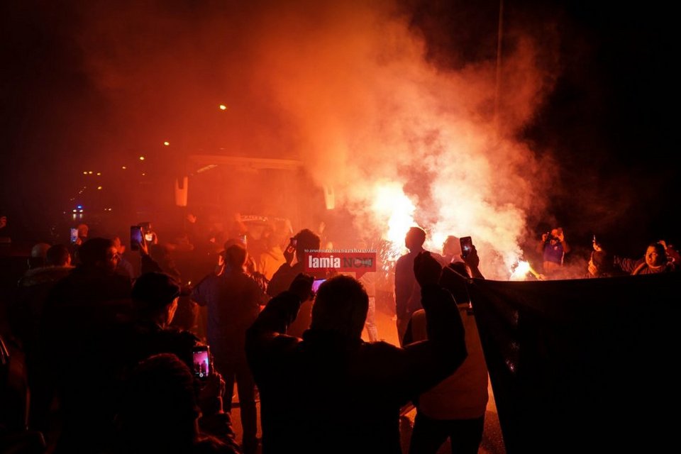 Τρέλα στη Λαμία για την επική πρόκριση επί του Ολυμπιακού -Χαμός στην υποδοχή της αποστολής [εικόνες & βίντεο]  | iefimerida.gr 2