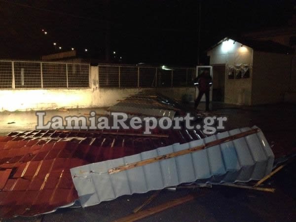 Ο αέρας ξήλωσε στέγες και τις πέταξε πάνω στα αυτοκίνητα [εικόνες] | iefimerida.gr 0