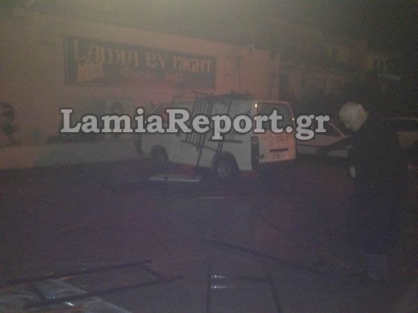 Ο αέρας ξήλωσε στέγες και τις πέταξε πάνω στα αυτοκίνητα [εικόνες] | iefimerida.gr 2