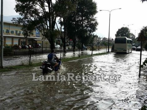 Ανοιξαν οι ουρανοί στη Λαμία -Πλημμύρισαν δρόμοι και υπόγεια από την καλοκαιρινή μπόρα [εικόνες] | iefimerida.gr 4